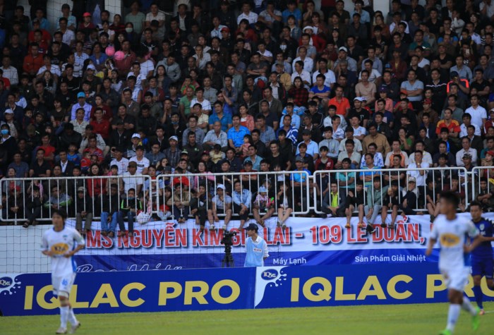 Việc các khán đài gây áp lực từ những tiếng la hét, kêu gào cũng ảnh hưởng đến một trận đấu.