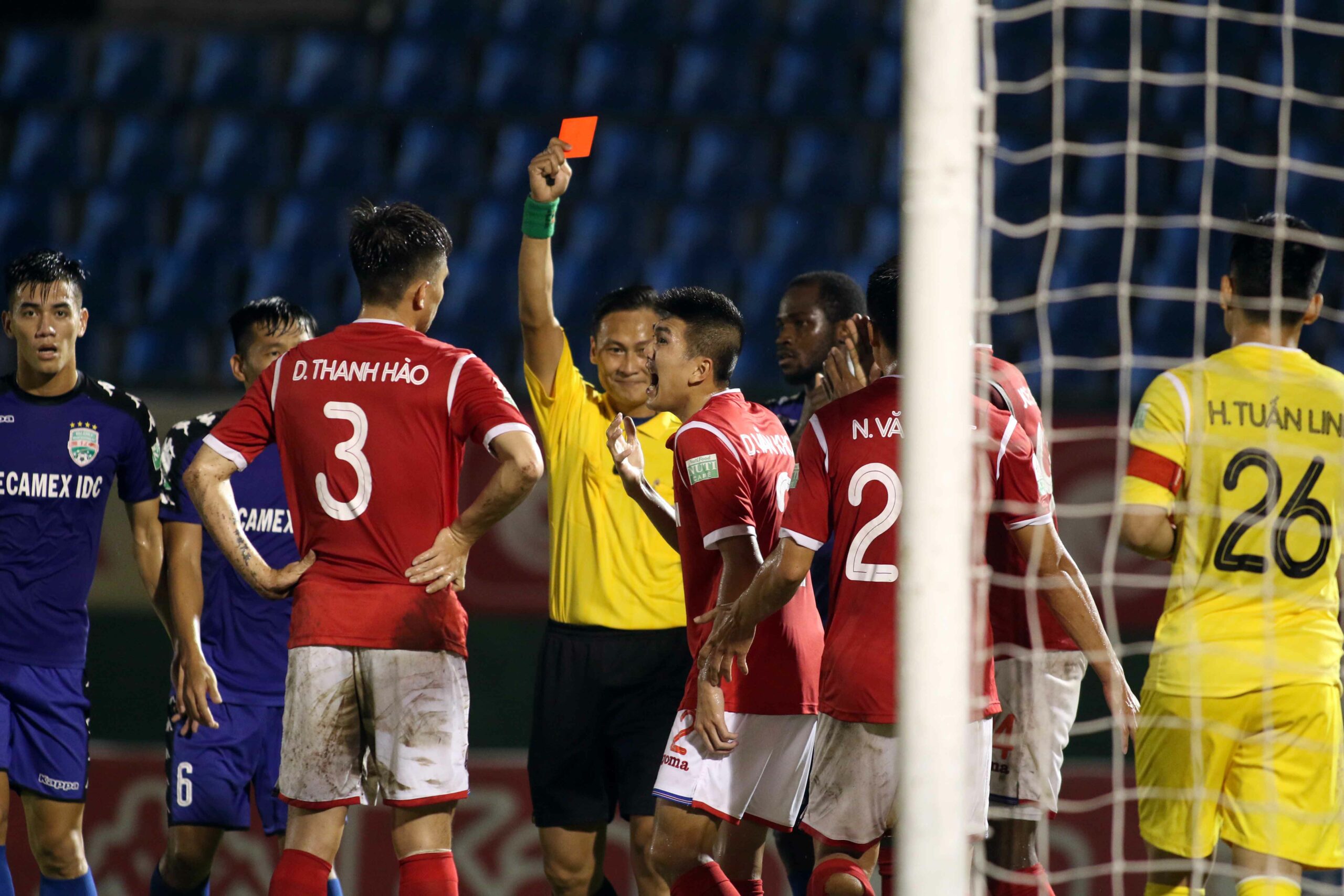 Một thẻ đỏ thôi cũng đủ khiến cục diện của trận đấu thay đổi, việc dự đoán bắt đầu nảy sinh những biến số