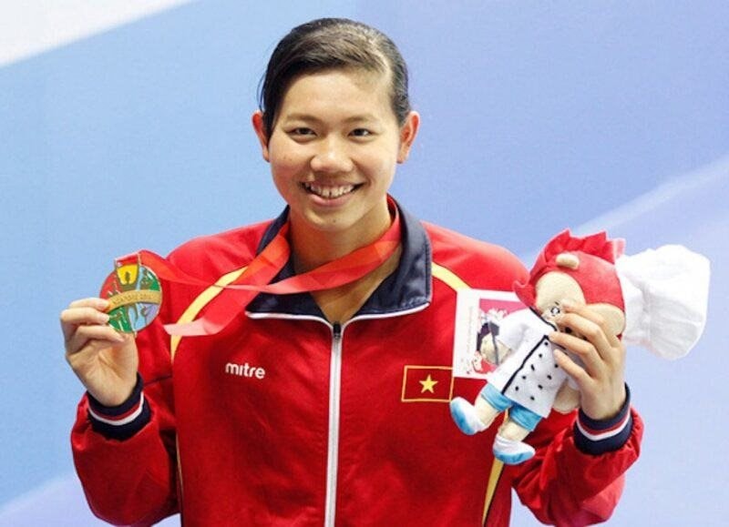 Khoảnh khắc Ánh Viên rạng rỡ trên bục vinh quang sau khi mang về 6 tấm HCV quý giá.