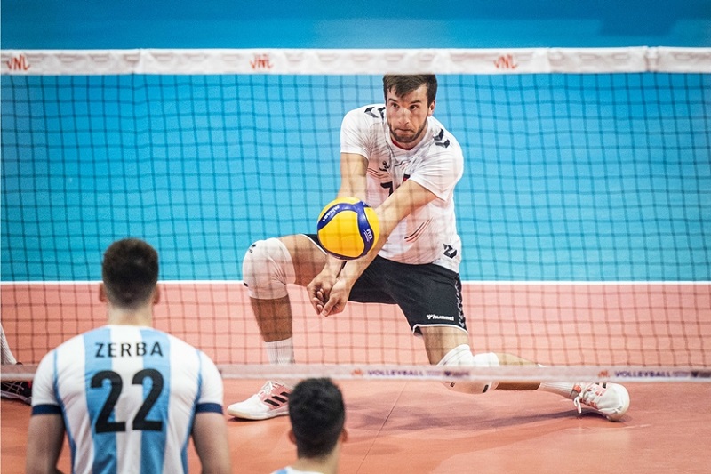 Libero luôn mặc áo khác màu với đồng đội để trọng tài dễ dàng kiểm soát việc thay người tự do.