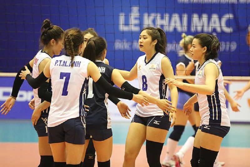 Libero đóng vai trò chỉ huy hàng sau, điều phối vị trí phòng thủ để không để lộ khoảng trống.