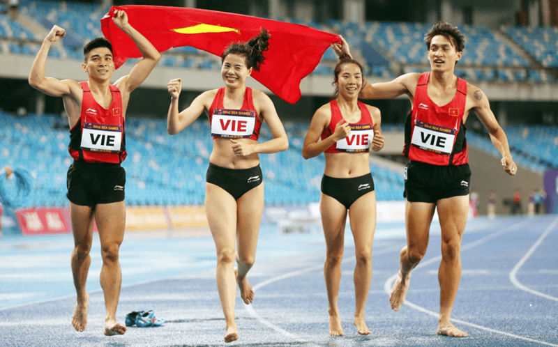 Kỹ thuật trao gậy từ trên xuống giúp duy trì vận tốc cực đại thường thấy ở các đội tuyển top đầu.