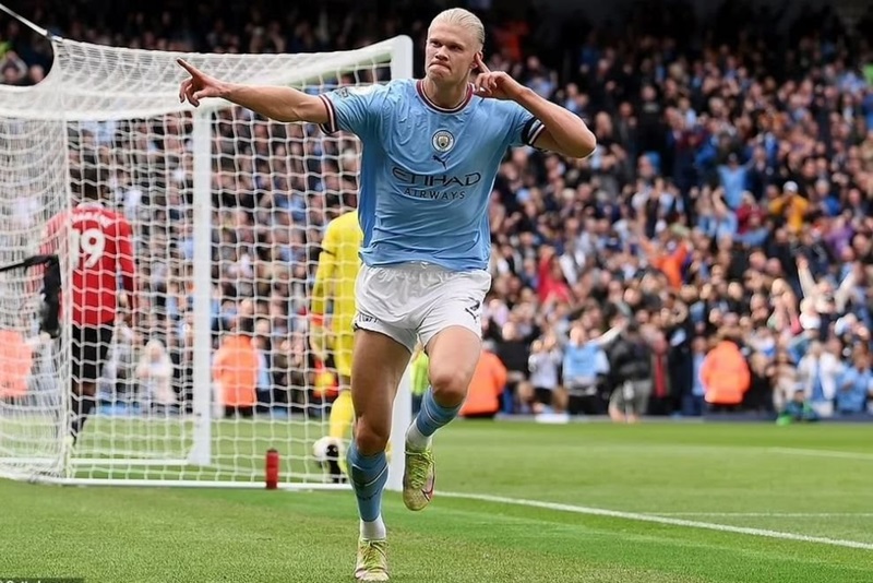 Erling Haaland – "quái vật" săn bàn luôn sẵn sàng trừng phạt hàng thủ Man Utd.