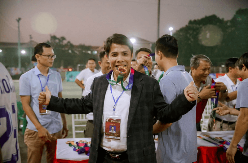 Ông bầu bóng đá phủi – Người đứng sau thành công và là chỗ dựa tinh thần cho cả đội bóng.
