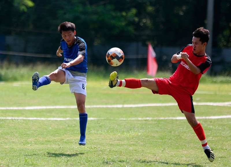 Đằng sau hào quang là những áp lực tài chính và nỗi lo cơm áo gạo tiền mà các ông bầu phải gánh vác.