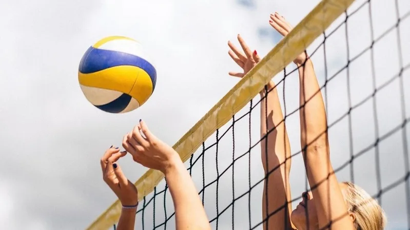 Lợi ích của chơi bóng chuyền không chỉ giúp cơ thể khỏe hơn mà còn cải thiện tinh thần, phản xạ và khả năng làm việc nhóm.