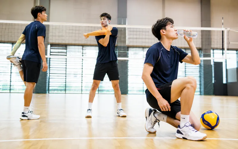 Muốn nhận trọn lợi ích của chơi bóng chuyền, người chơi cần khởi động kỹ, tập đúng kỹ thuật và nghỉ ngơi hợp lý.