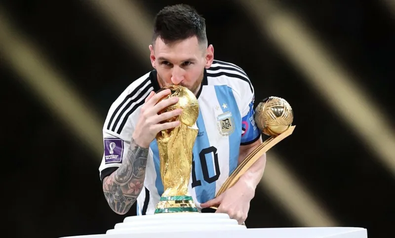 Messi có lợi thế ở World Cup và Quả bóng vàng, Ronaldo nổi bật với Champions League và kỷ lục ghi bàn