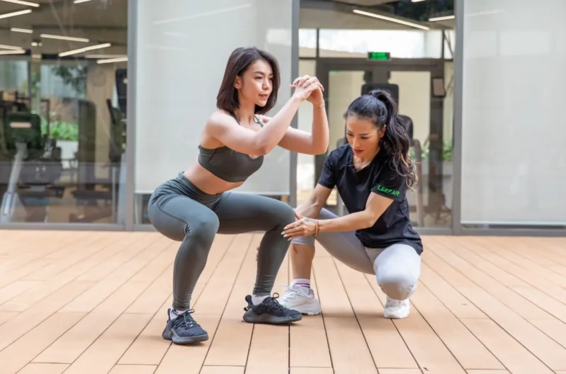 Tập squat đúng đều đặn giúp mông săn chắc, chân khỏe, cải thiện thăng bằng và hỗ trợ vận động hằng ngày.