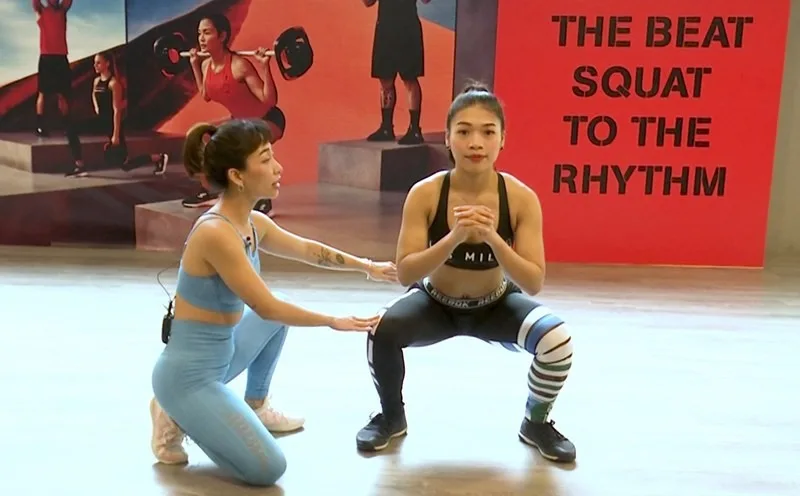 Tư thế squat đúng bắt đầu từ cách đặt chân, hướng đầu gối, lưng thẳng và core ổn định.