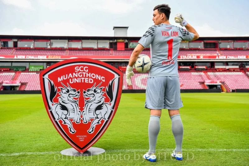 Việc gia nhập Muangthong United đánh dấu bước tiến mới trong sự nghiệp Đặng Văn Lâm khi anh thử sức tại Thai League.